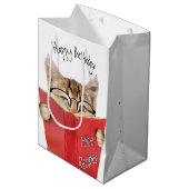 Cat Reading Red Book Mittlere Geschenktüte (Vorderseite Schrägansicht)