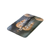 Cat Reflection in Pond Water Funny Foto - Badematte (Schrägansicht)