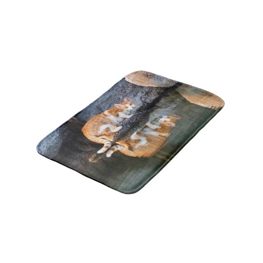 Cat Reflection in Pond Water Funny Foto - Badematte (Schrägansicht)