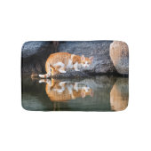 Cat Reflection in Pond Water Funny Foto - Badematte (Vorderseite)