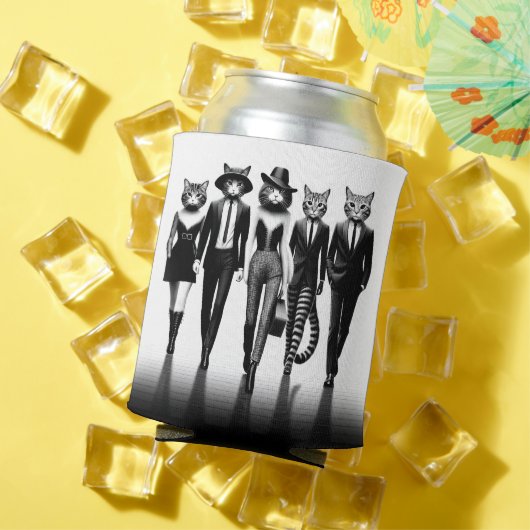 Cat Runway Models durch den Catwalk Dosenkühler (In Situ Sommer)