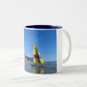 CAT-SEGELBOOTE IN WALEN ZWEIFARBIGE TASSE (VorderseiteRechts)