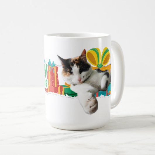 Cat Sleeping on Presents Mug Kaffeetasse (VorderseiteRechts)