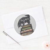 Cat Stehend on Stack of Books - Originale Kunst Runder Aufkleber (Umschlag)
