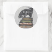 Cat Stehend on Stack of Books - Originale Kunst Runder Aufkleber (Tasche)