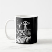 Cat Ufo _ Funny Invasion Meme Retro Alien Cat Ufo Kaffeetasse (Links)