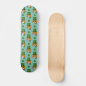Cat w Green Hat und Kleeblatt St Patricks's Patter Skateboard (Vorderseite)