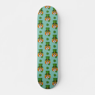 Cat w Green Hat und Kleeblatt St Patricks's Patter Skateboard