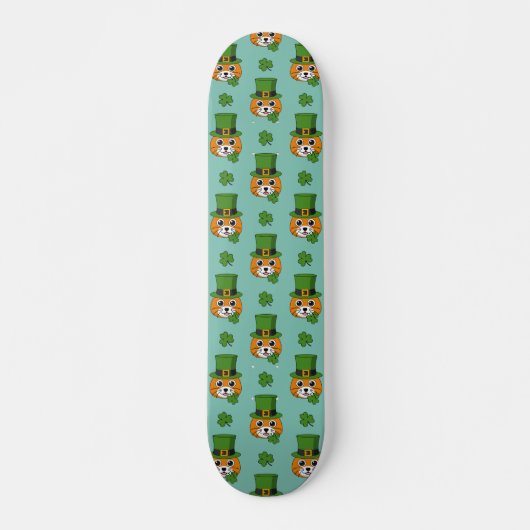 Cat w Green Hat und Kleeblatt St Patricks's Patter Skateboard (Vorne)