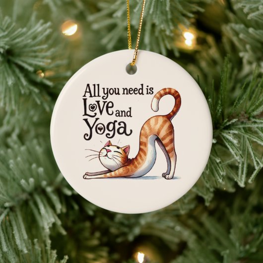 Cat Yoga Pose - Alles was Sie brauchen ist Liebe u Keramik Ornament (Baum)
