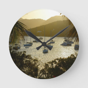 Catamarans and sailboats runde wanduhr