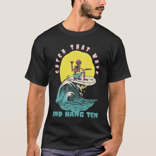Catch That Wave & Hang Ten Retro Surfer Present T-Shirt (Vorderseite)