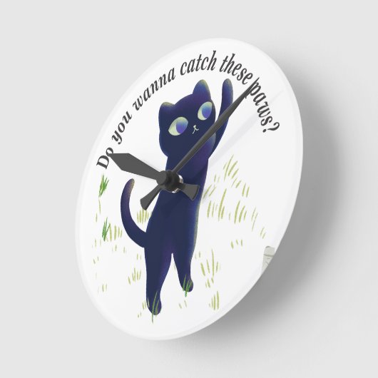 Catch These Paws – Playful Midnight Kitty Runde Wanduhr (Winkel)