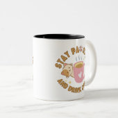 Catful Coffee Vibes - Bleibe PAWsitive Art Zweifarbige Tasse (VorderseiteRechts)