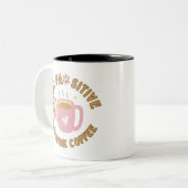 Catful Coffee Vibes - Bleibe PAWsitive Art Zweifarbige Tasse (Vorderseite Links)