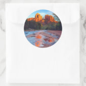 Cathedral Rock reflektiert in der Bucht von Eak be Runder Aufkleber (Tasche)