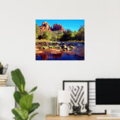 Cathedral Rock reflektiert in der Eichenbucht Poster (Heimbüro)