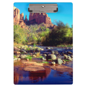 Cathedral Rock spiegelt sich in Oak Creek Klemmbrett