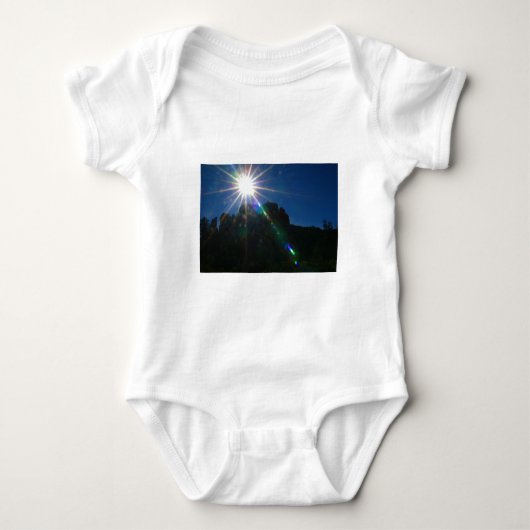Cathedral Rock Vortex horizontal Baby Strampler (Vorderseite)