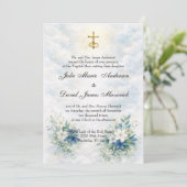 Catholic Gold Crucifix Blue and White Floral Einladung (Stehend Vorderseite)