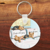 Catia Cho spricht mit Yorkies Schlüsselanhänger (Vorderseite)