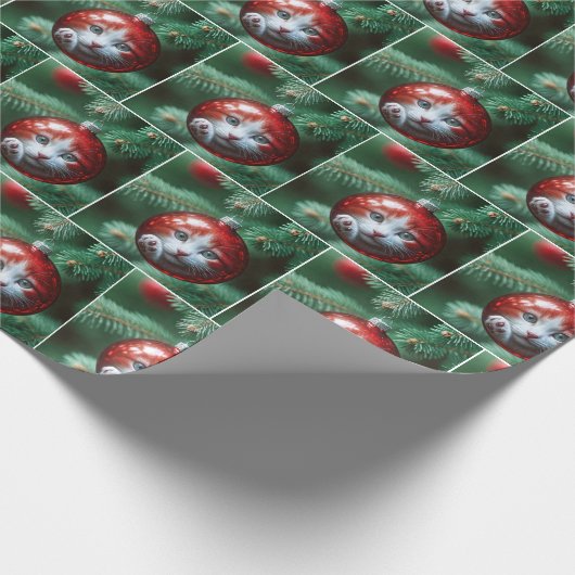 Cat's Reflection in a Red Christmas Ornament Geschenkpapier (Ecke)