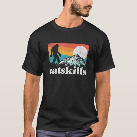 Catskills New York Retro Bigfoot Mountains T-Shirt (Vorderseite)