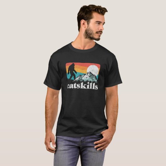 Catskills New York Retro Bigfoot Mountains T-Shirt (Vorne ganz)