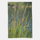Cattails am Ufer des Sees Fotografie Geschirrtuch (Vertikal)