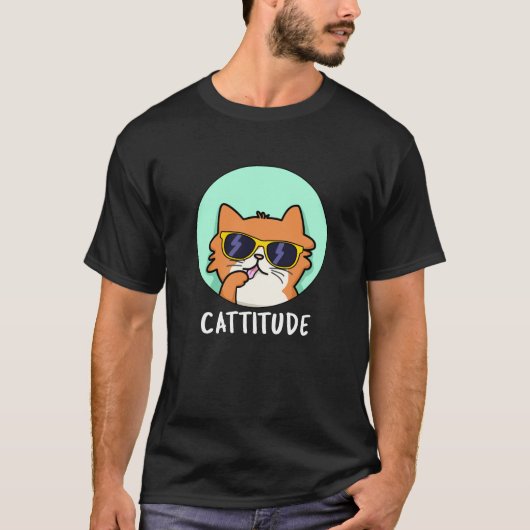 Cattitude Funny Cat Pun Dark BG T-Shirt (Vorderseite)