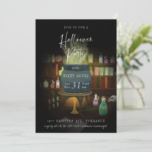 Cauldron Brewing Halloween-Party Einladung (Stehend Vorderseite)