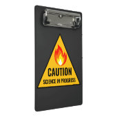 Caution Science in Progress Mini Klemmbrett (Schrägansicht)