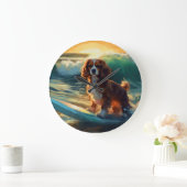 Cavalier King Beach Surfmalerei Große Wanduhr (Zuhause)