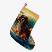 Cavalier King Beach Surfmalerei Kleiner Weihnachtsstrumpf (Vorderansicht (hängend))
