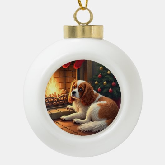 Cavalier King Charles by the Fireplace Christmas Keramik Kugel-Ornament (Vorderseite)