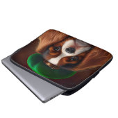 Cavalier King Charles Spaniel am St. Patrick's Day Laptopschutzhülle (Vorne Knopf)