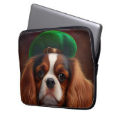 Cavalier King Charles Spaniel am St. Patrick's Day Laptopschutzhülle (Vorderseite Links)