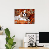 Cavalier King Charles Spaniel auf dem Sofa Poster (Heimbüro)