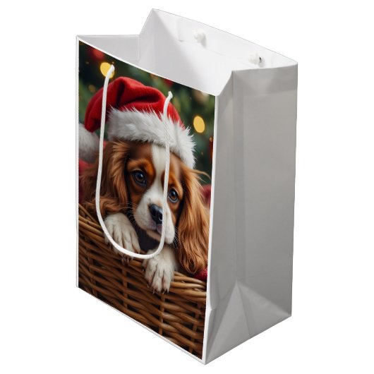 Cavalier King Charles Spaniel Cozy Basket Mittlere Geschenktüte (Vorderseite Schrägansicht)