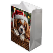 Cavalier King Charles Spaniel Cozy Basket Mittlere Geschenktüte (Rückseite Schrägansicht)