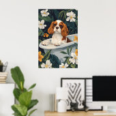 Cavalier King Charles Spaniel In Bathtub Poster (Heimbüro)
