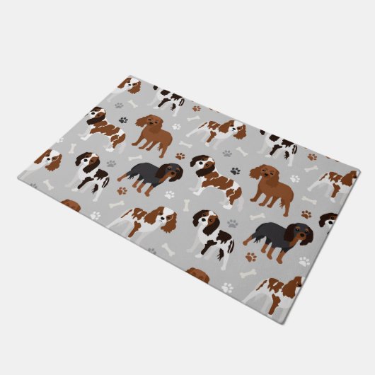 Cavalier King Charles Spaniel Paws and Bones Fußmatte (Schrägansicht)