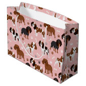 Cavalier King Charles Spaniel Paws and Bones Große Geschenktüte (Rückseite Schrägansicht)