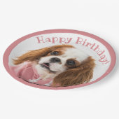 Cavalier King Charles Spaniel Pink Happy Birthday Pappteller (Schrägansicht)