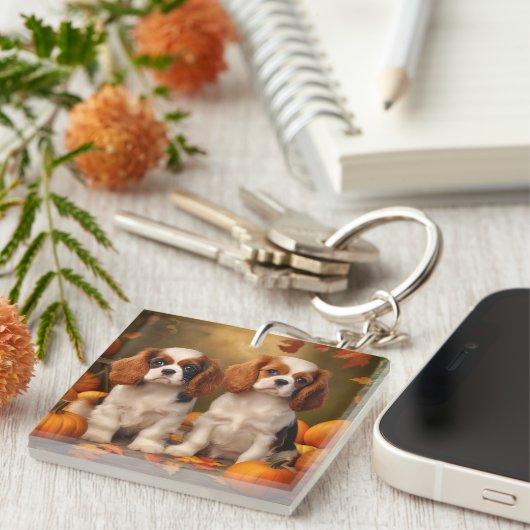 Cavalier King Charles Spaniel Puppy Autumn Pumpkin Schlüsselanhänger (Vorderseite rechts)