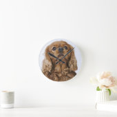 Cavalier King Charles Spaniel sieht nach oben Runde Wanduhr (Zuhause)