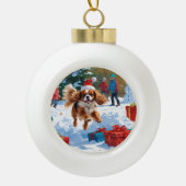 Cavalier King Charles Spaniel Snow mit Weihnachten Keramik Kugel-Ornament (Vorderseite)
