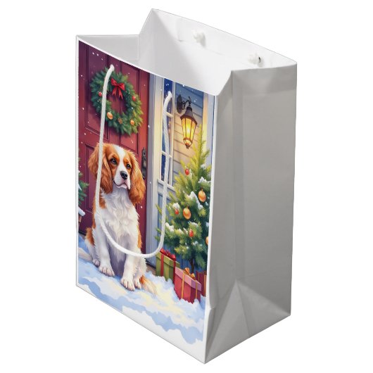 Cavalier King Charles Spaniel Snowy Christmas Mittlere Geschenktüte (Vorderseite Schrägansicht)