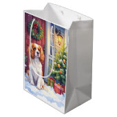 Cavalier King Charles Spaniel Snowy Christmas Mittlere Geschenktüte (Rückseite Schrägansicht)