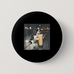 Cavalier King Charles Spaniel trinkt Eiskaffee Button
